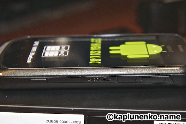 Gsmart G1342 – вид сбоку Gsmart G1342 – вид сбоку: кнопка камеры, разъем micro SD, качелька громкости